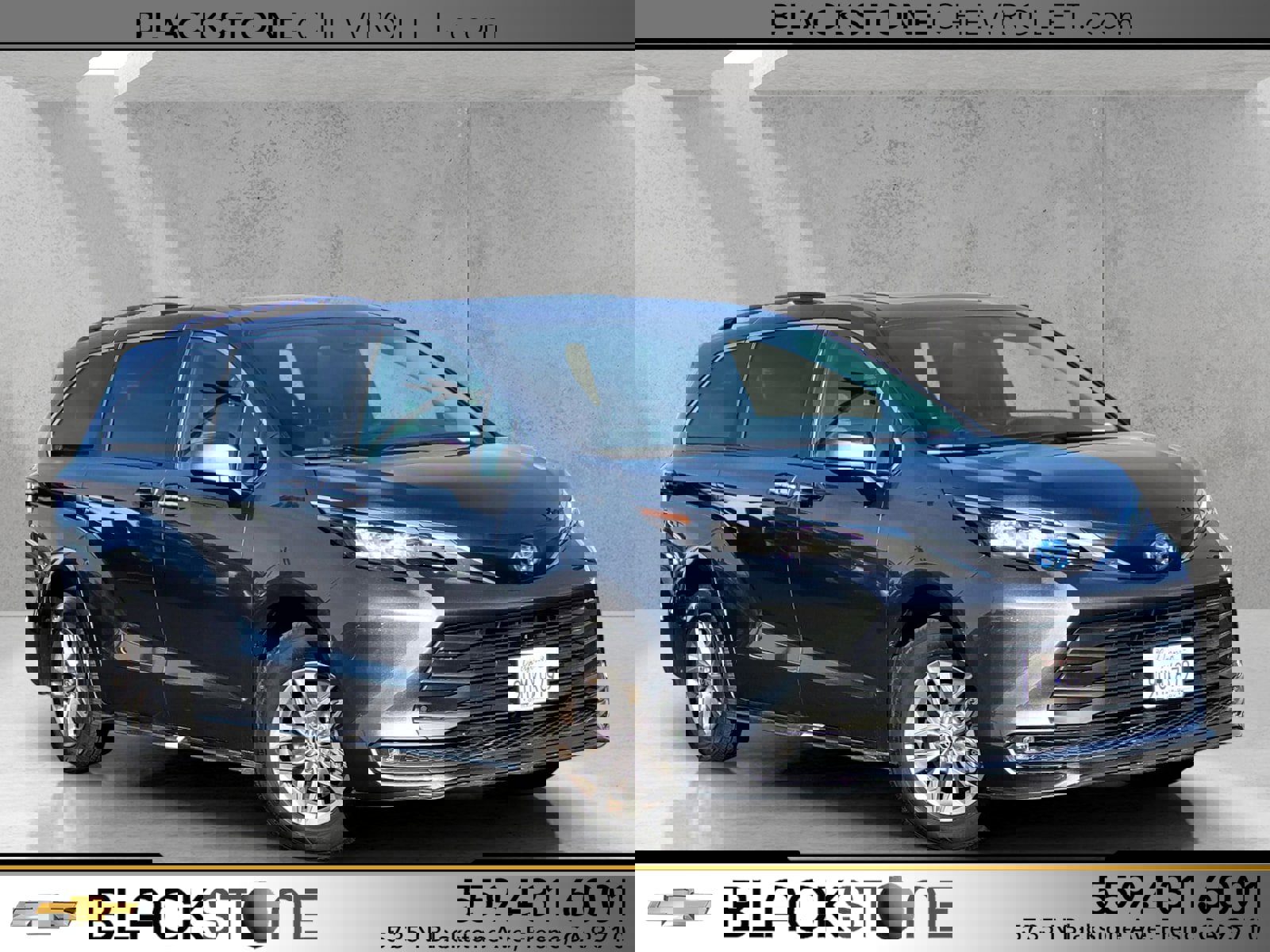 2025 Toyota Sienna XLE's photo