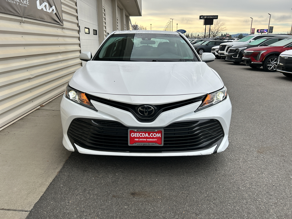 2018 Toyota Camry SE XLE photo 2
