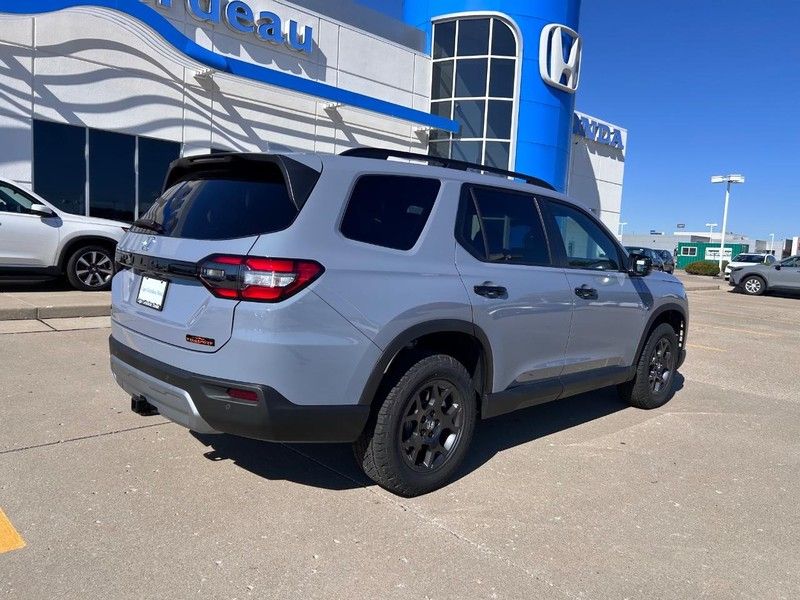 2025 Honda Pilot TrailSport photo 2