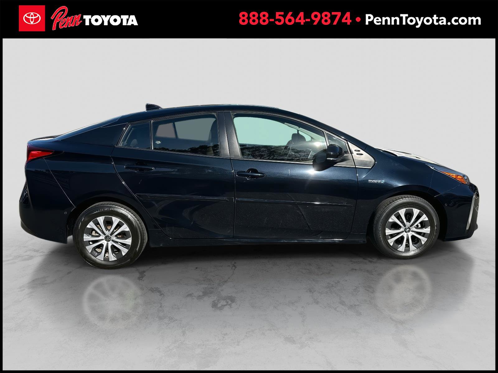 2021 Toyota Prius LE photo 2