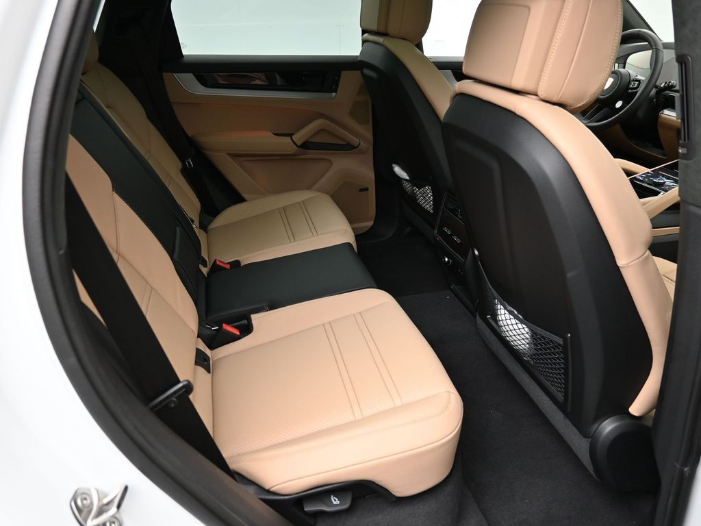 2026 Porsche Cayenne GTS photo 7