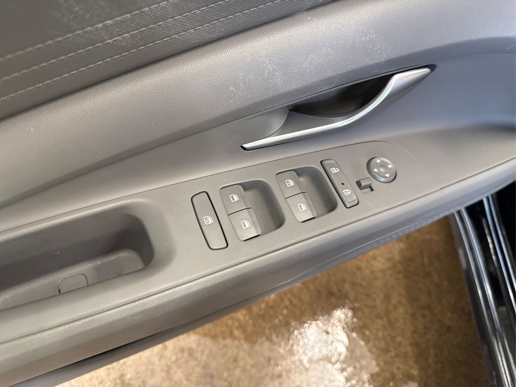 2022 Hyundai Elantra SEL photo 27