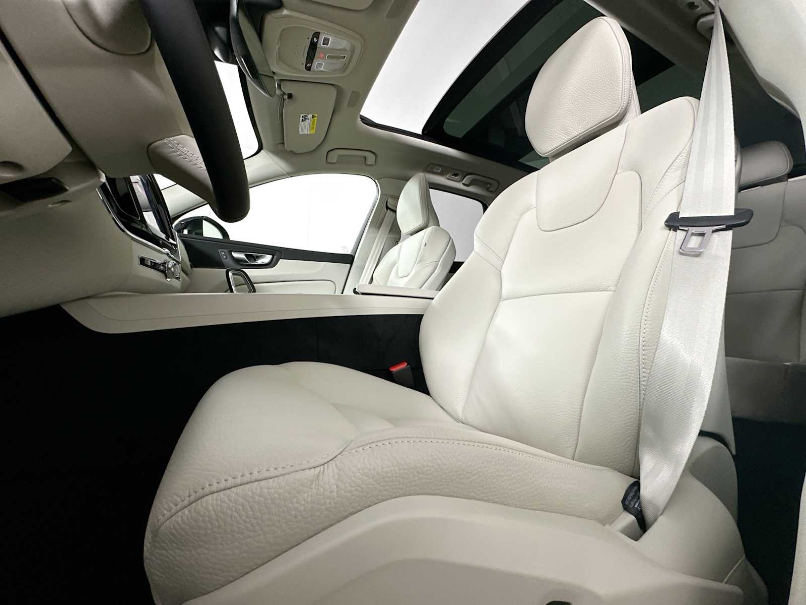 2025 Volvo XC60 T8 Plus photo 16