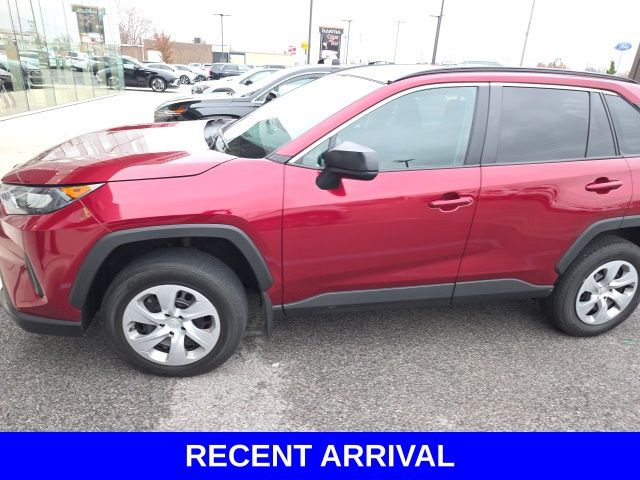 2021 Toyota RAV4 LE photo 3