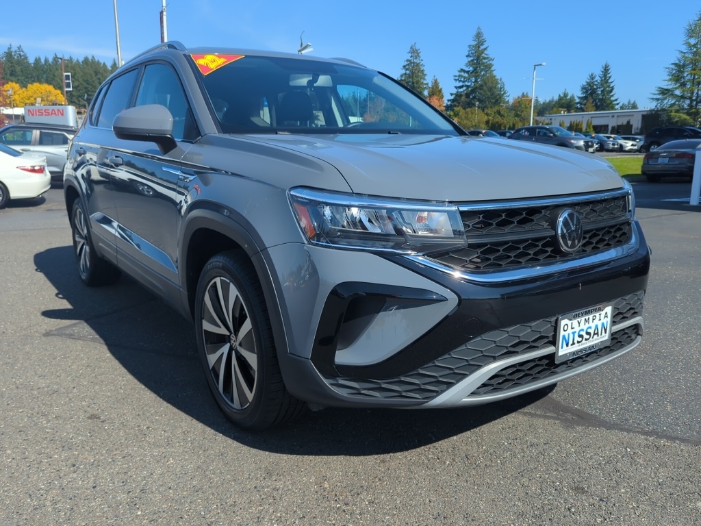 2022 Volkswagen Taos SE photo 2