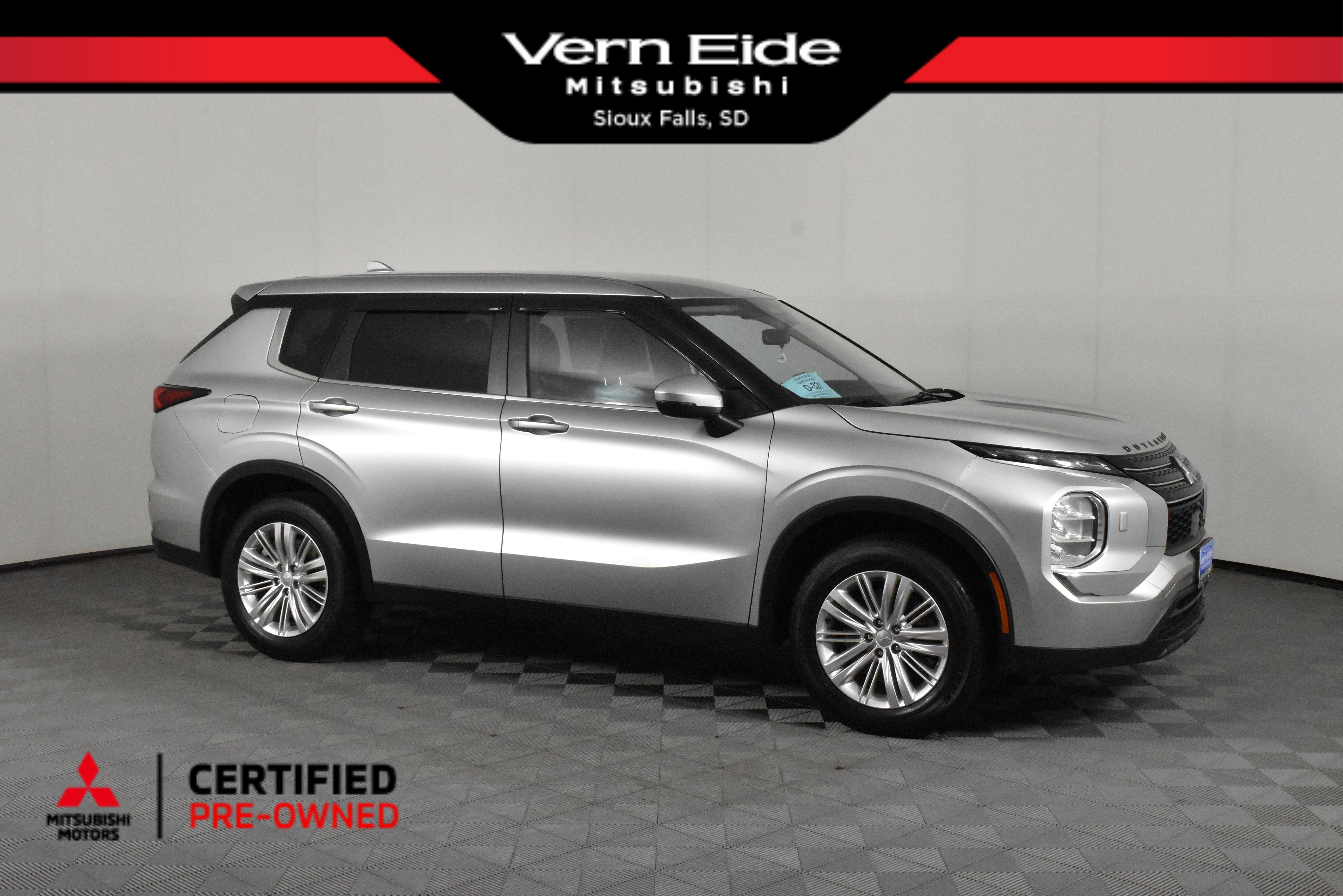 2024 Mitsubishi Outlander ES's photo