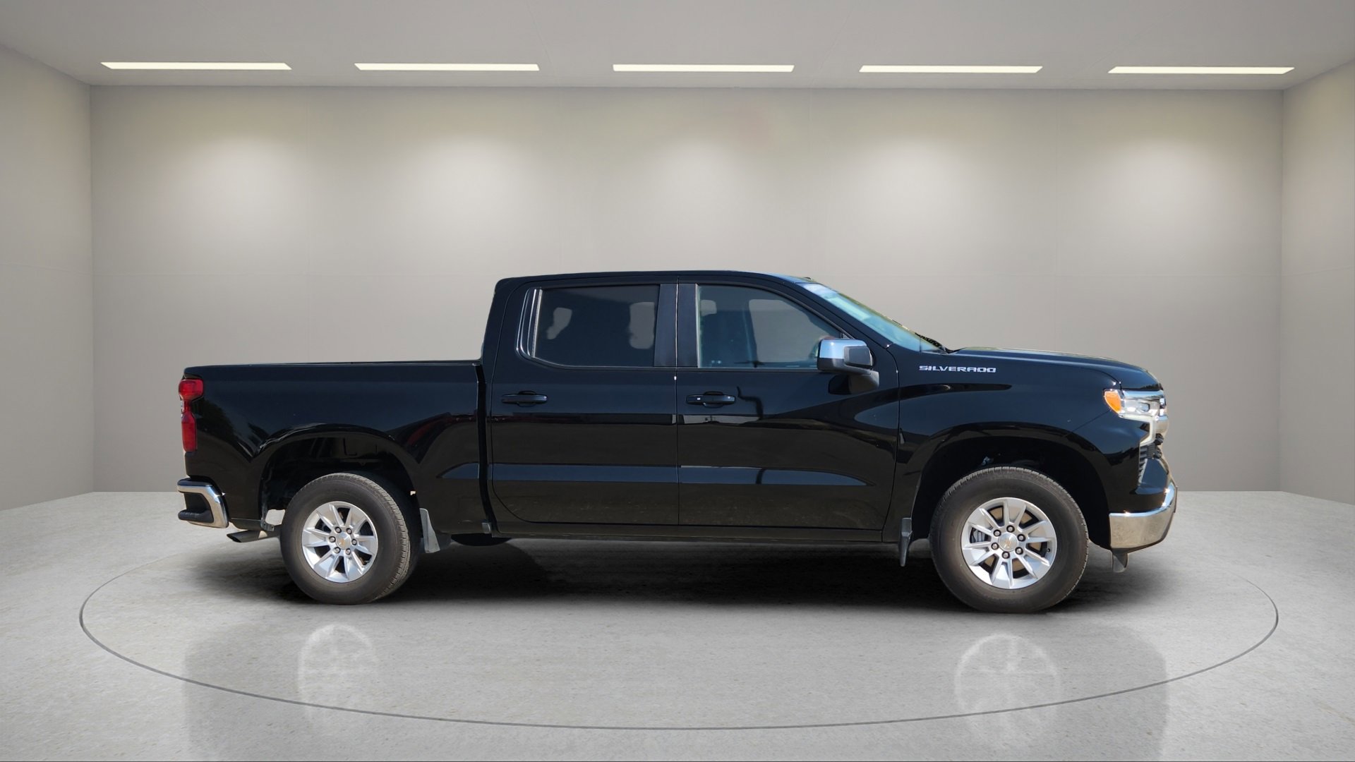 2025 Chevrolet Silverado 1500 LT photo 2