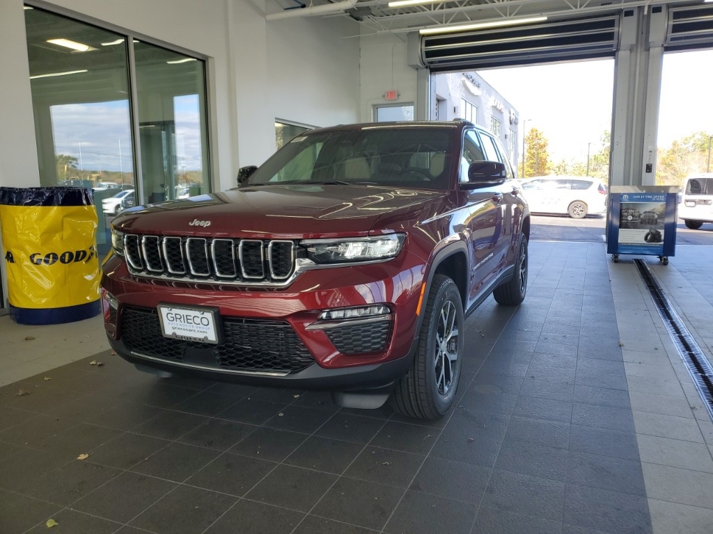 2025 Jeep Grand Cherokee Limited photo 3
