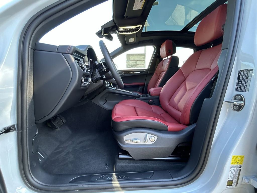 2025 Porsche Macan Base photo 13