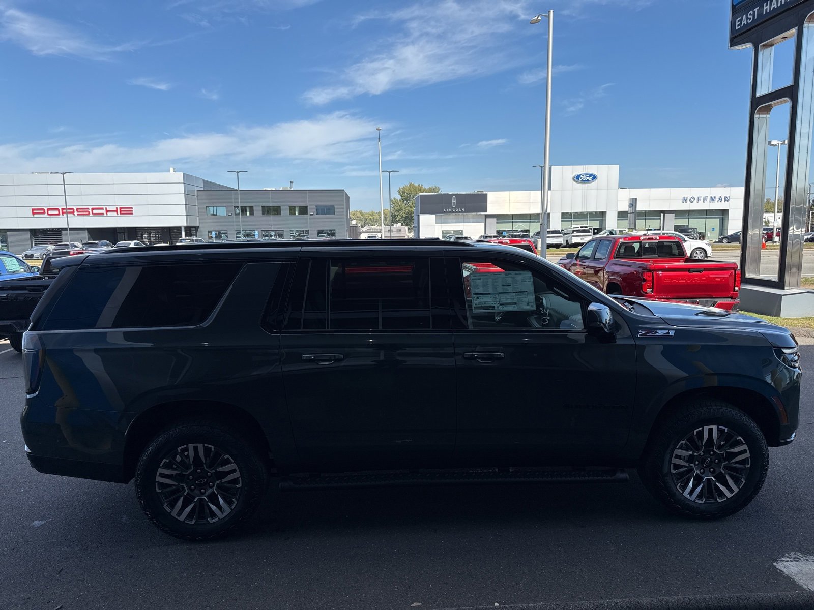 2025 Chevrolet Suburban Z71 photo 4