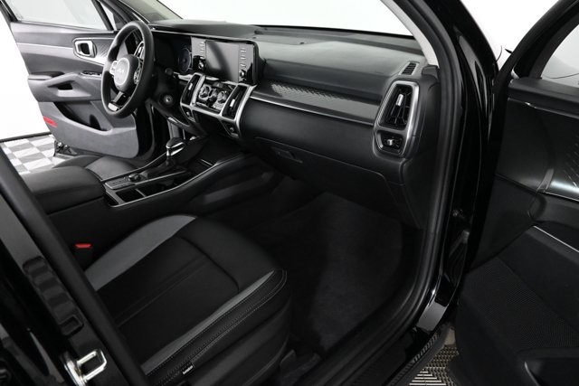 2023 Kia Sorento LX photo 8