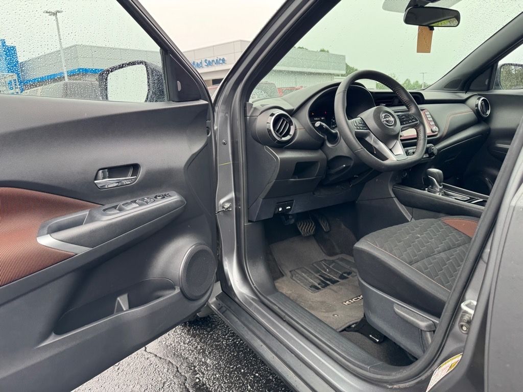 2022 Nissan Kicks SR photo 12