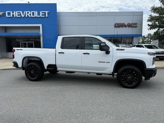 2025 Chevrolet Silverado 2500HD Custom photo 2