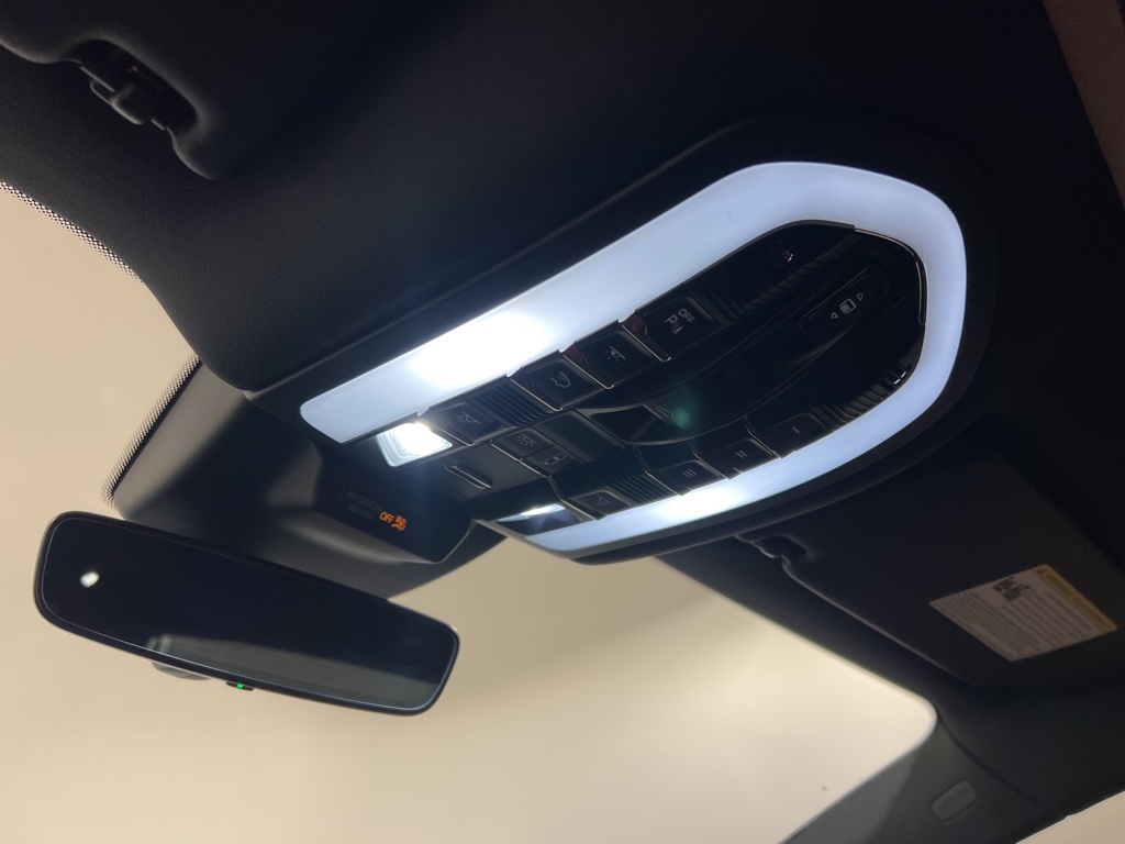 2023 Porsche Macan Base photo 17