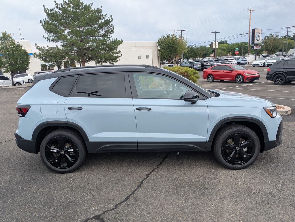 2025 Volkswagen Taos SE photo 4