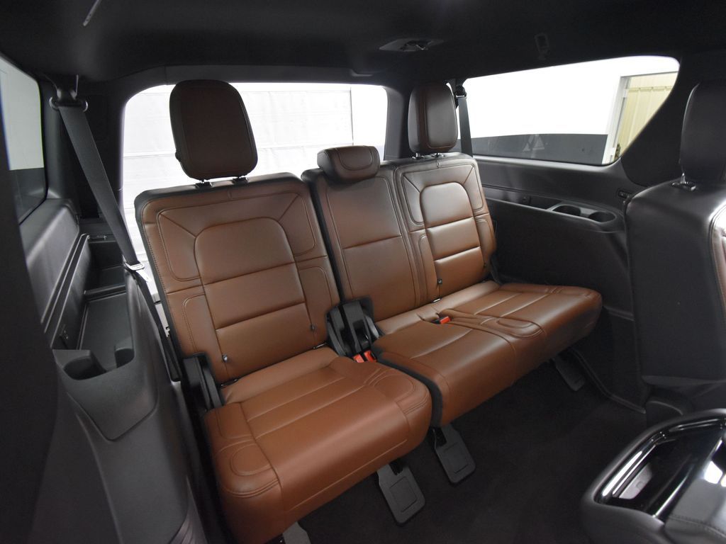 2024 Lincoln Navigator Reserve Luxury Monochromatic photo 38