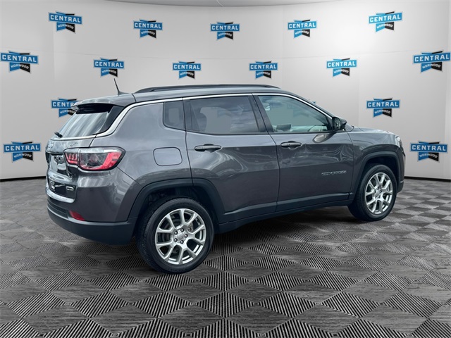 2022 Jeep Compass Latitude Lux photo 5