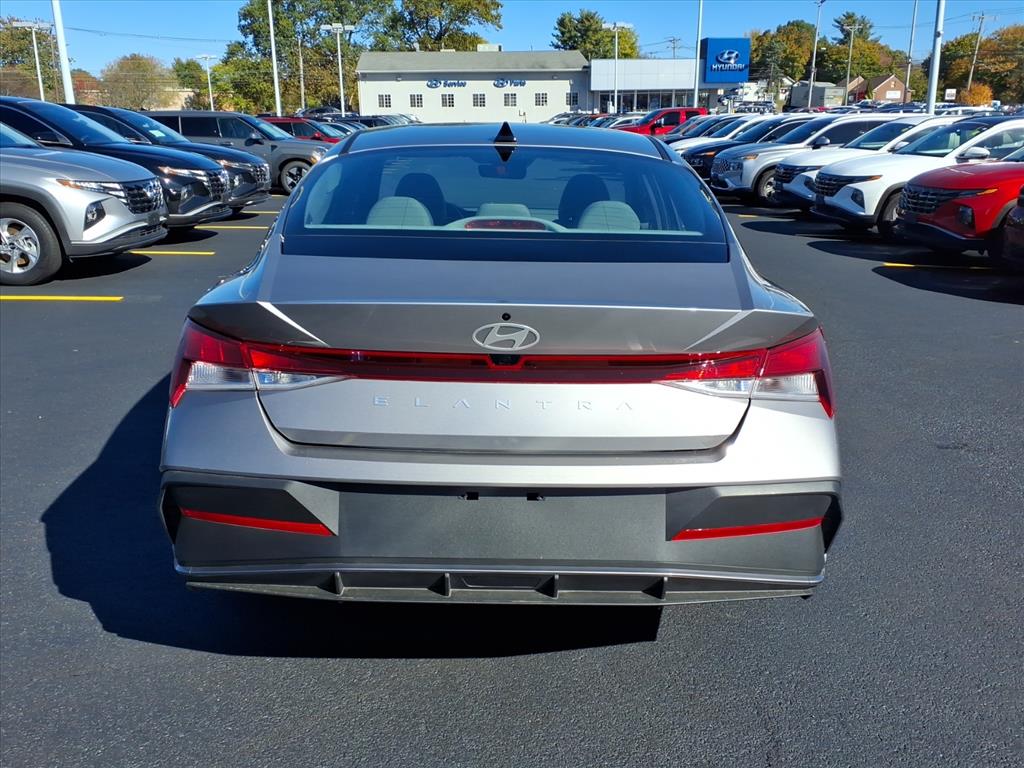 2024 Hyundai Elantra SEL photo 4