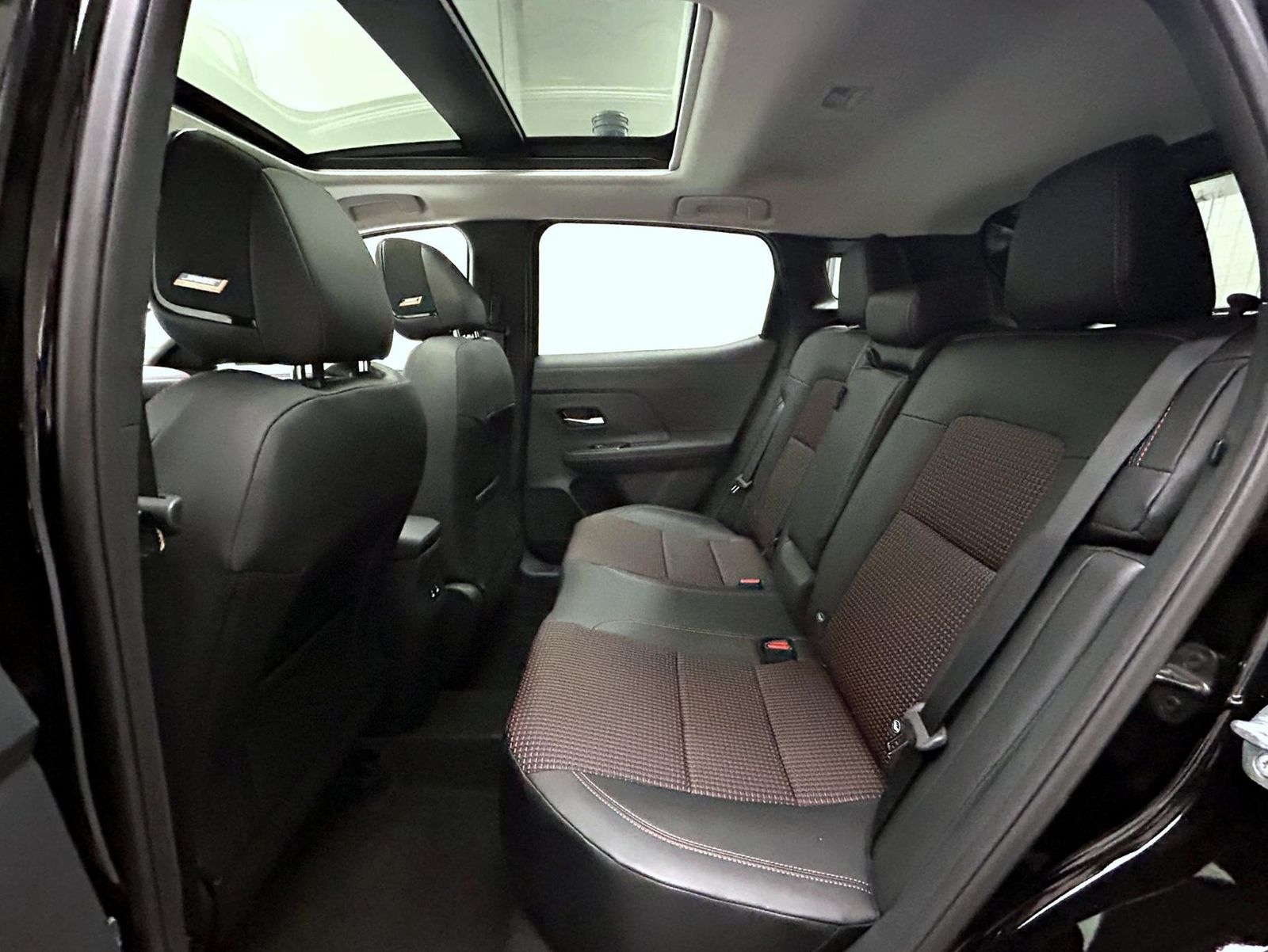 2025 Nissan Kicks SR photo 8