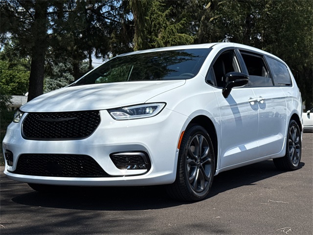 2026 Chrysler Pacifica photo 5