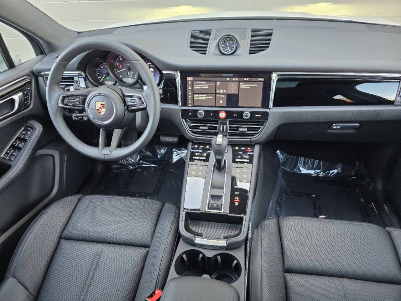 2025 Porsche Macan T photo 10