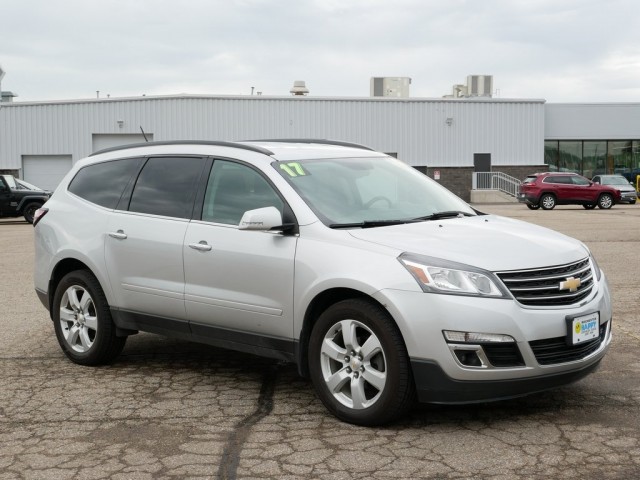 PRE-OWNED 2017 CHEVROLET TRAVERSE LT