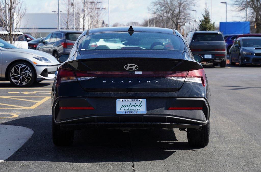2025 Hyundai Elantra SEL Sport photo 5