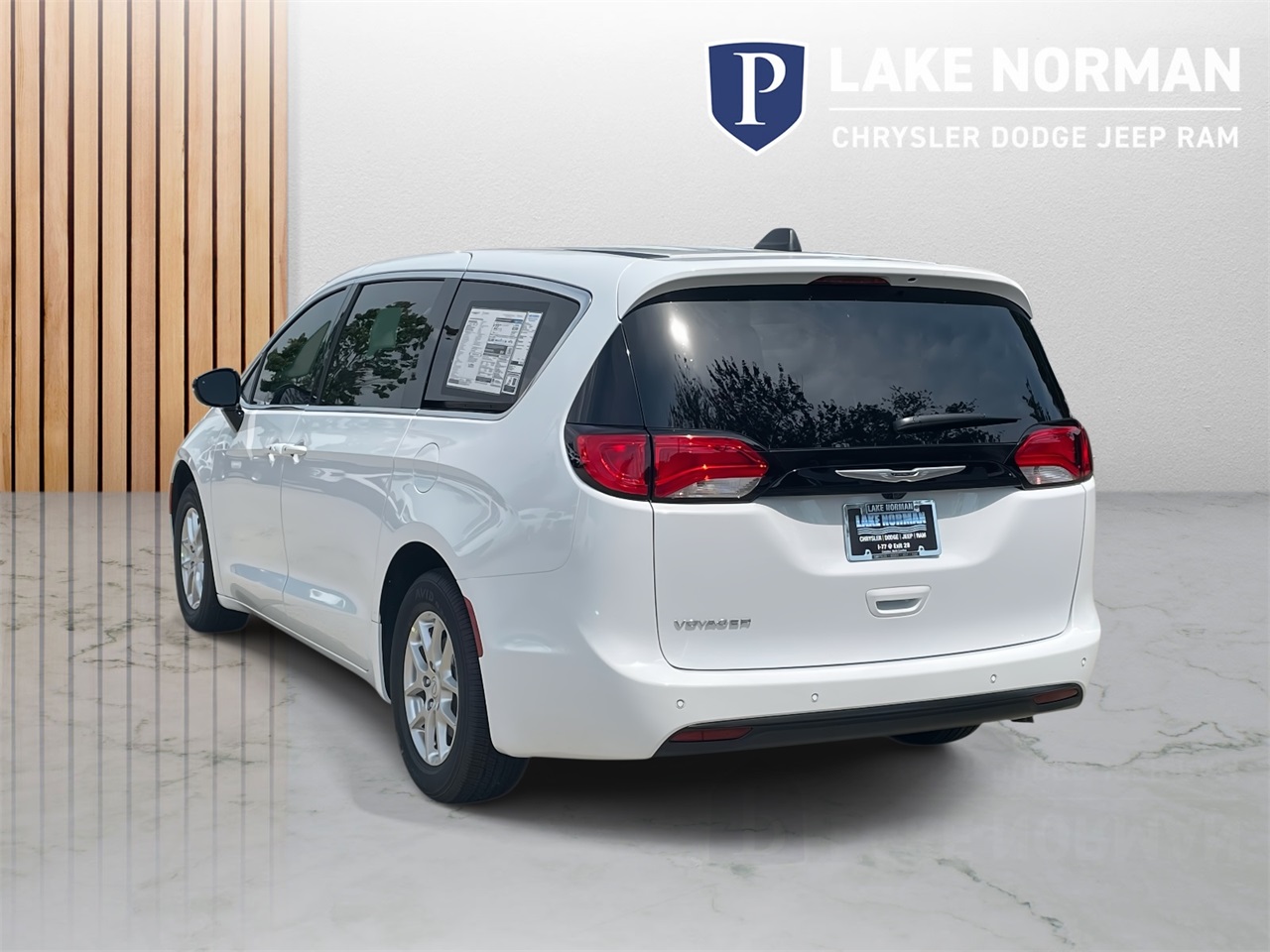 2025 Chrysler Voyager LX photo 4