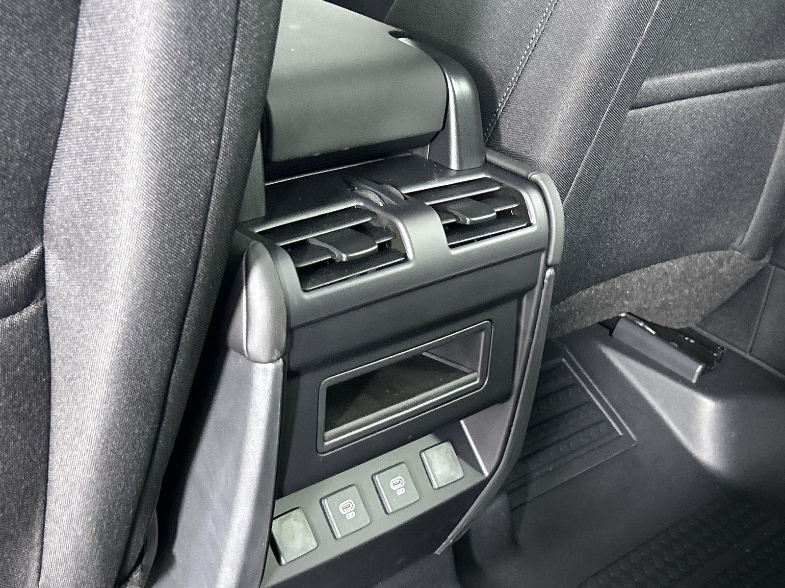 2025 Land Rover Defender 110 S photo 27