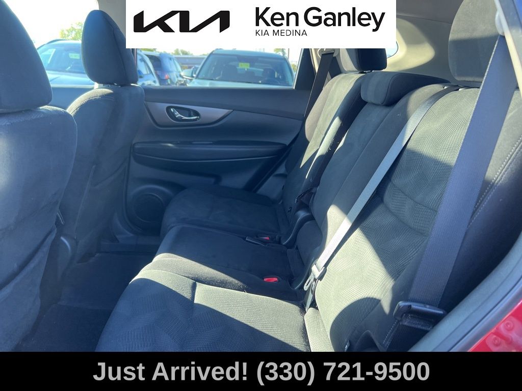 2016 Nissan Rogue SV photo 9