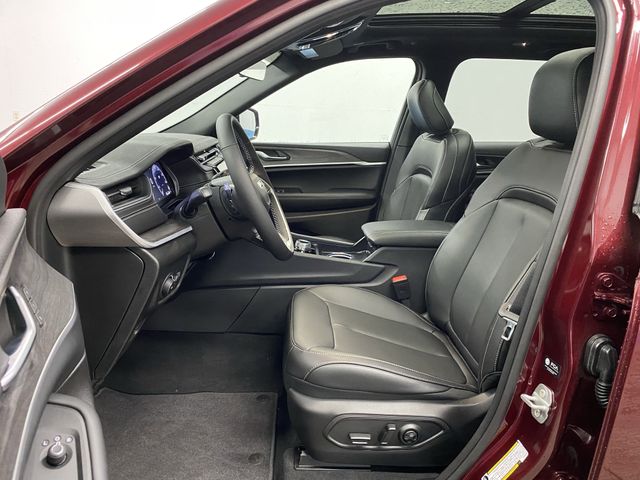 2025 Jeep Grand Cherokee Limited photo 3