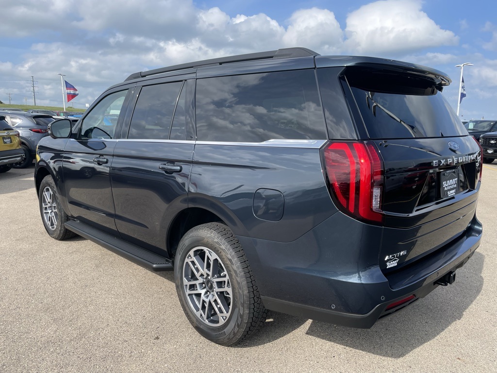 2025 Ford Expedition photo 3