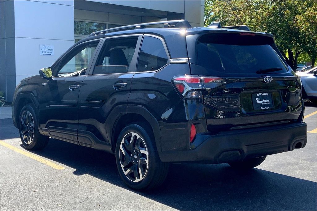 2025 Subaru Forester Premium photo 8