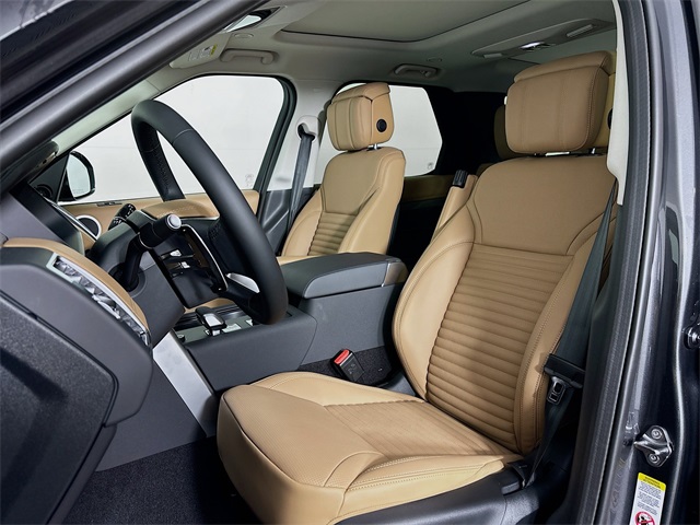 2025 Land Rover Discovery Metropolitan Edition photo 19
