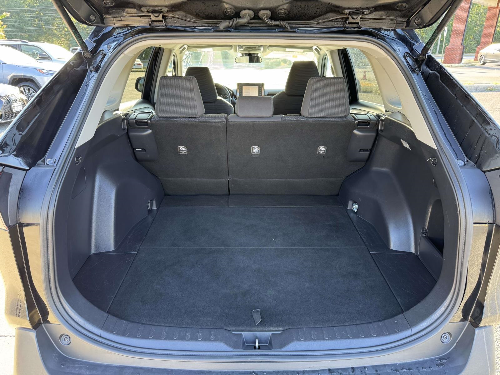 2021 Toyota RAV4 LE photo 2