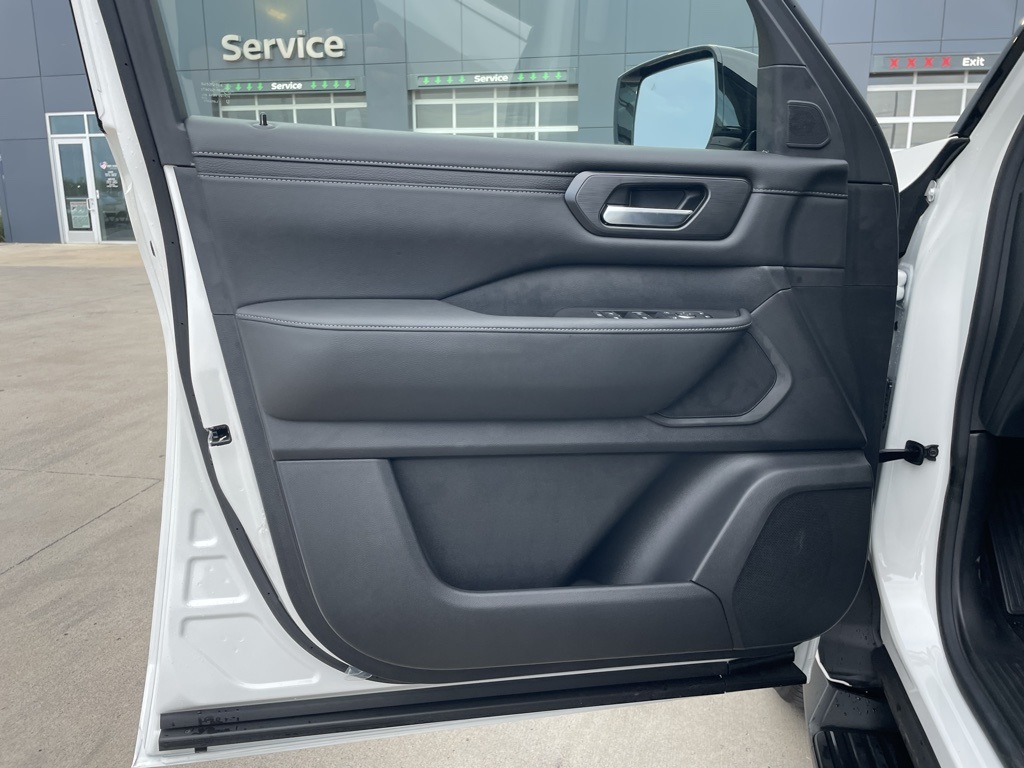 2025 Nissan Armada SV photo 13