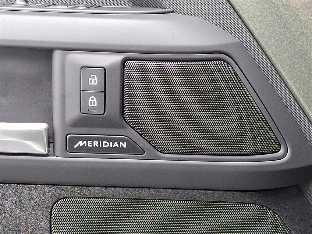 2025 Land Rover Defender 110 S photo 16