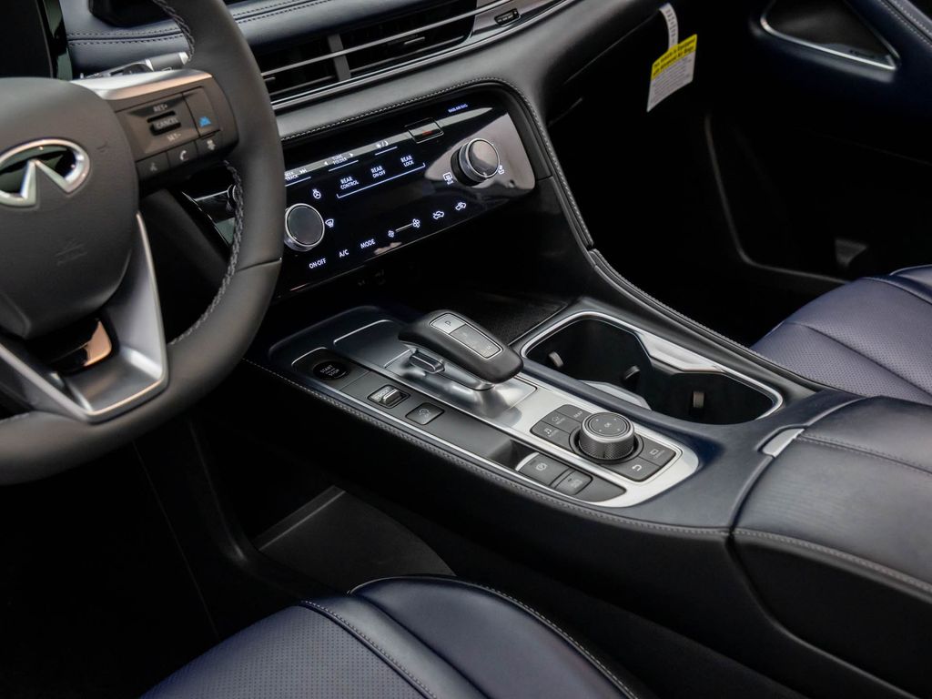 2026 Infiniti QX60 Luxe photo 11