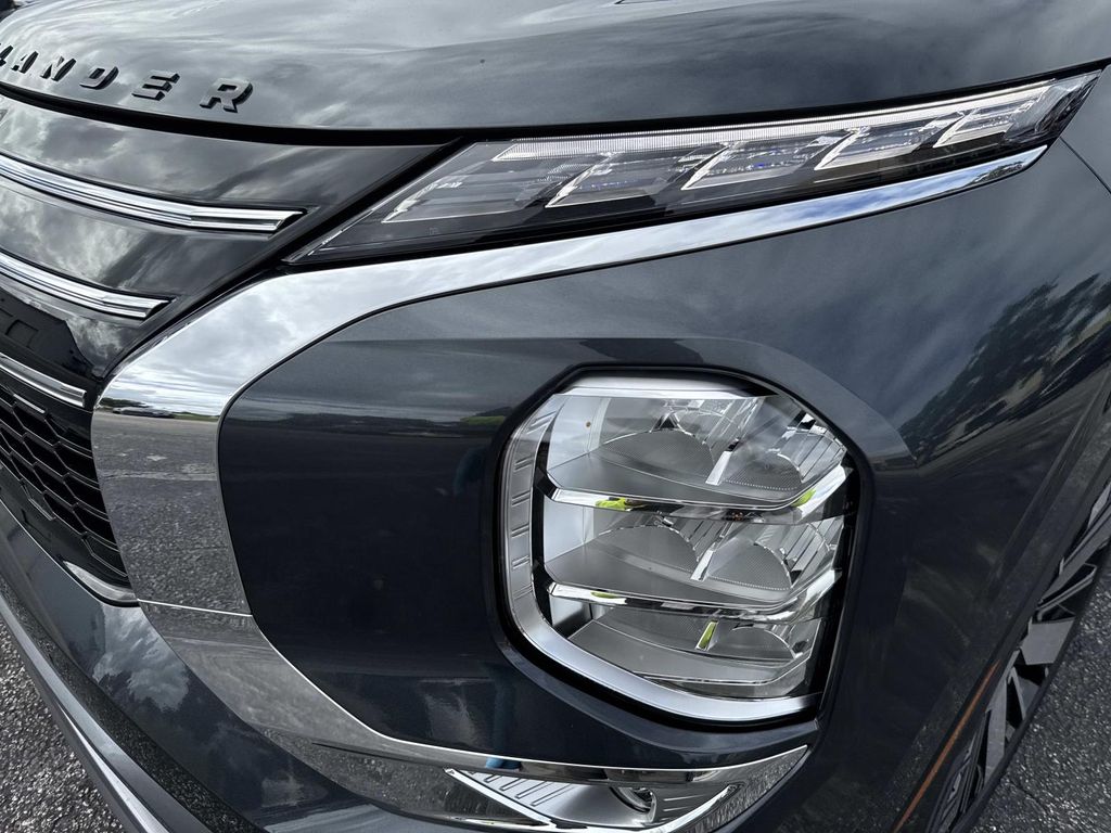 2025 Mitsubishi Outlander SE photo 9