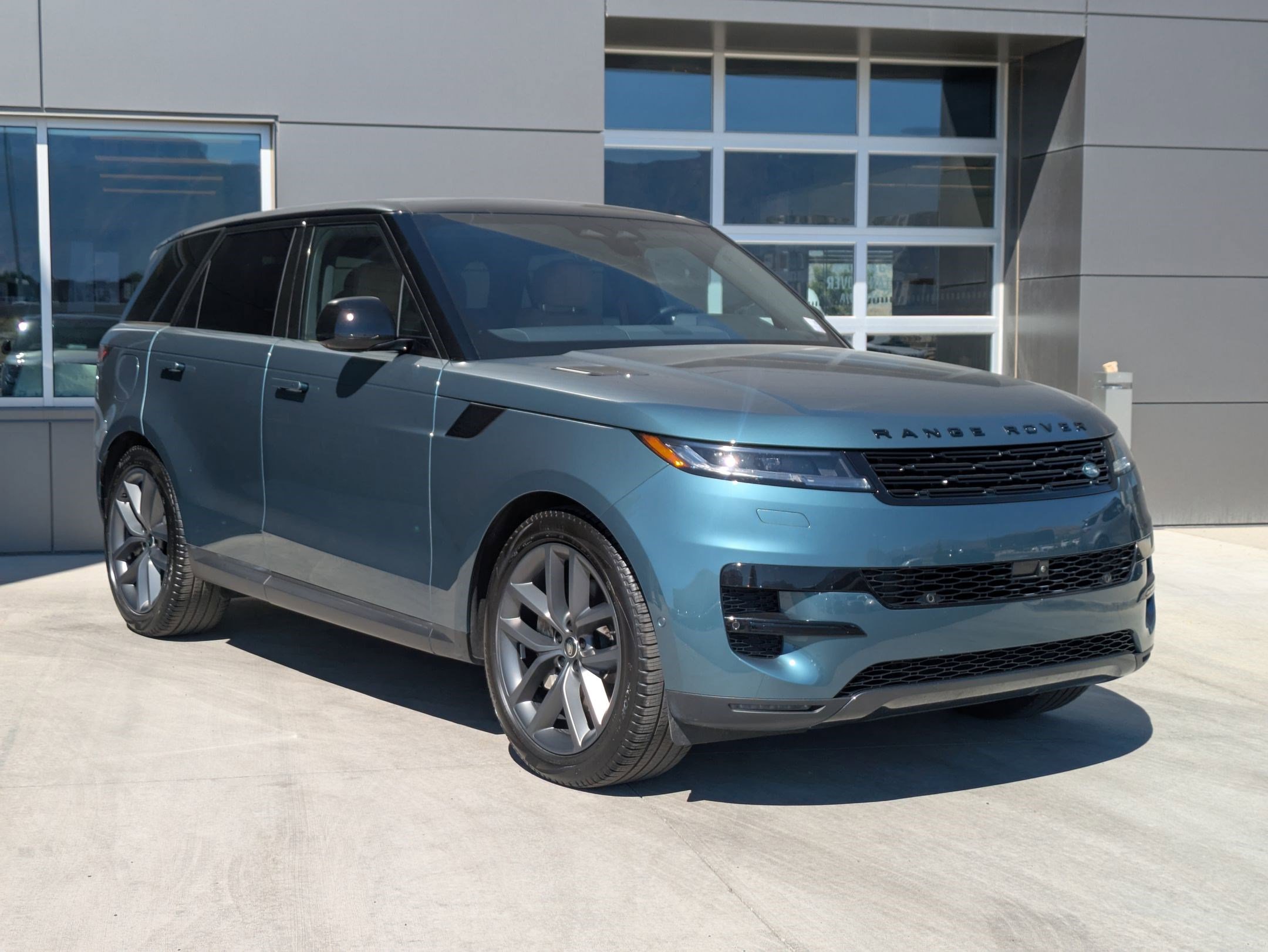 2024 Land Rover Range Rover Sport SE photo 3
