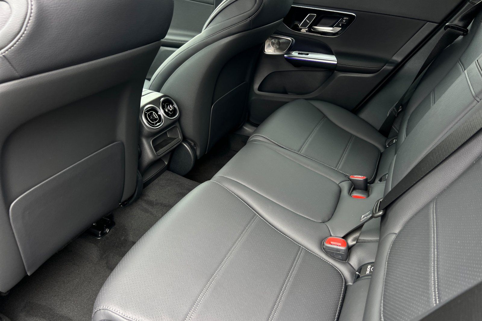 2025 Mercedes Benz GLC 300 photo 9