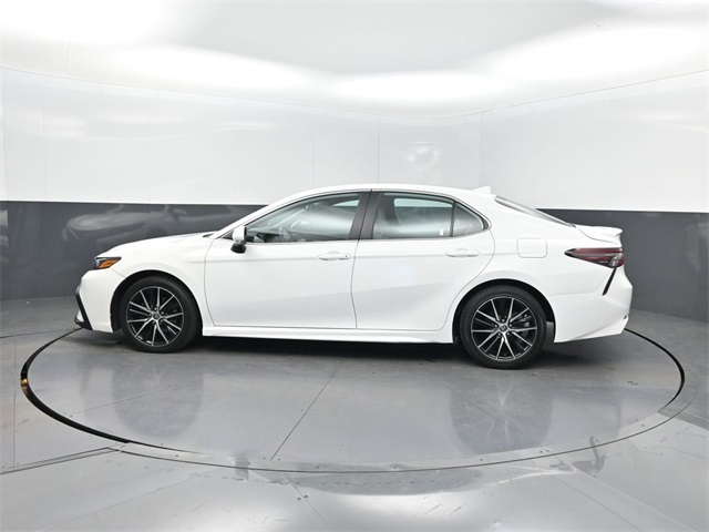 2022 Toyota Camry SE photo 2
