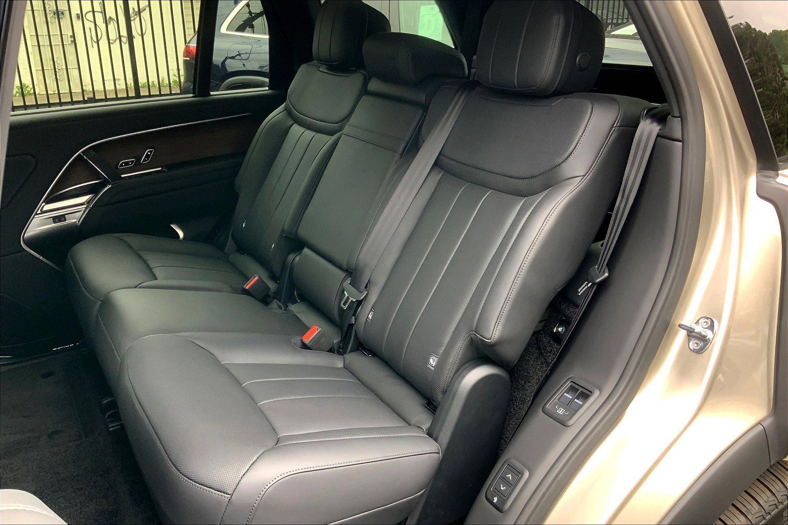 2025 Land Rover Range Rover SE photo 10