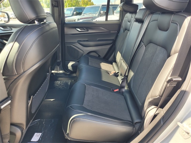 2025 Jeep Grand Cherokee Altitude photo 4