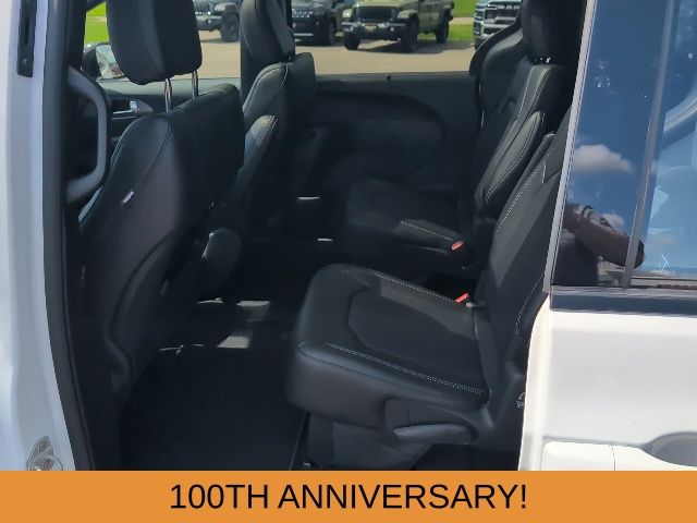 2026 Chrysler Pacifica photo 4