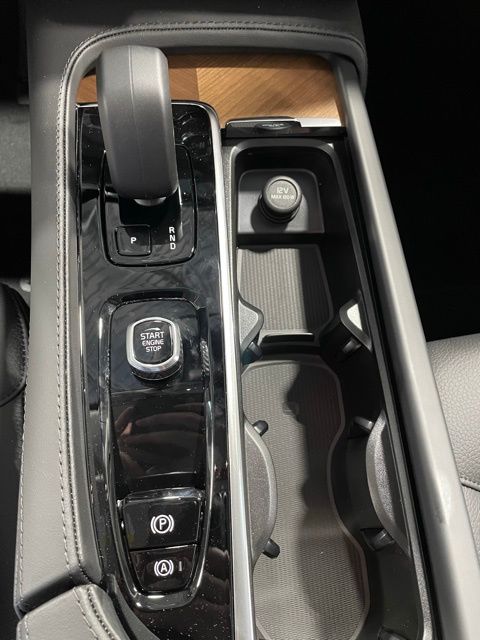 2025 Volvo XC90 T8 Plus photo 13