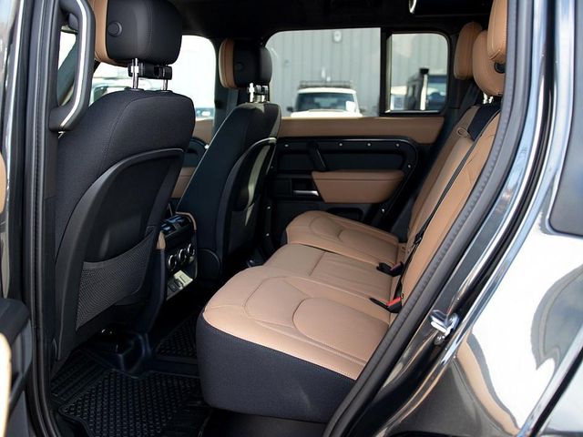 2025 Land Rover Defender 110 V8 photo 15