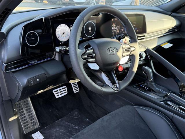 2025 Hyundai Elantra Base photo 2