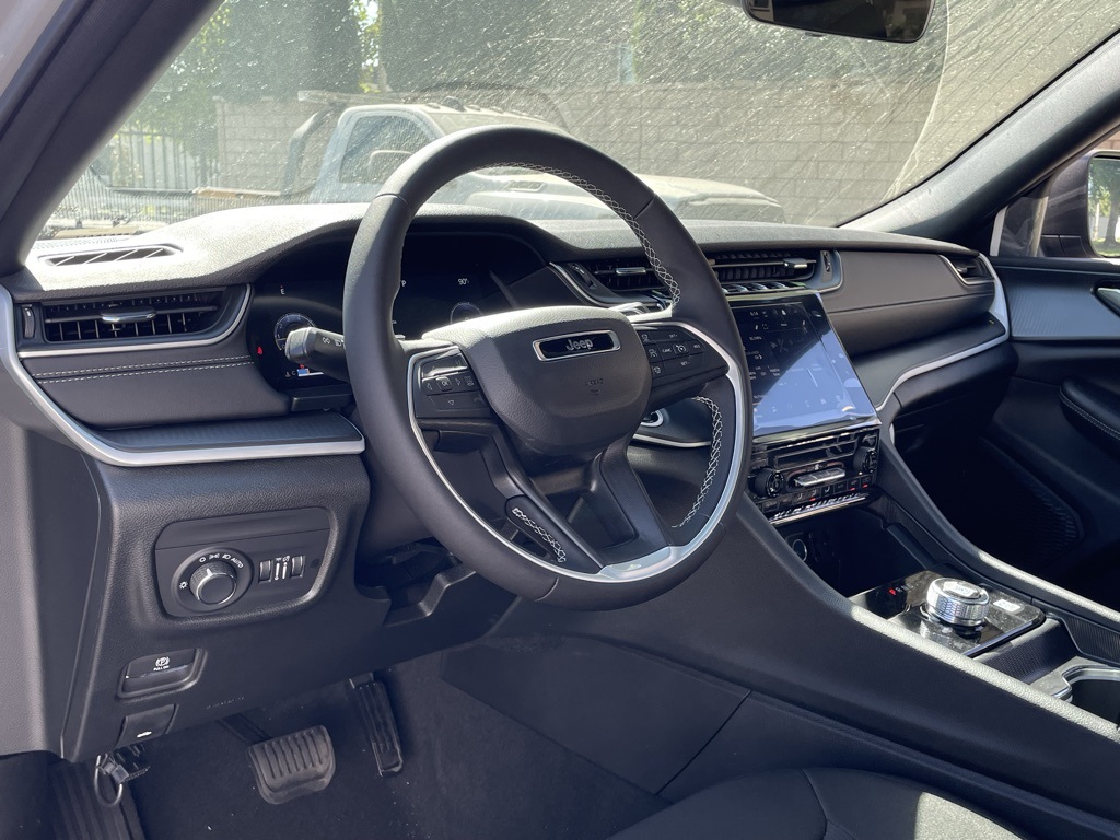 2025 Jeep Grand Cherokee Laredo X photo 12