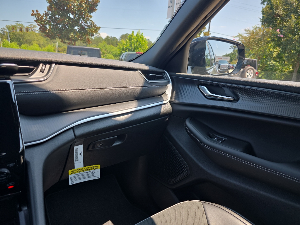 2025 Jeep Grand Cherokee Laredo Altitude photo 15